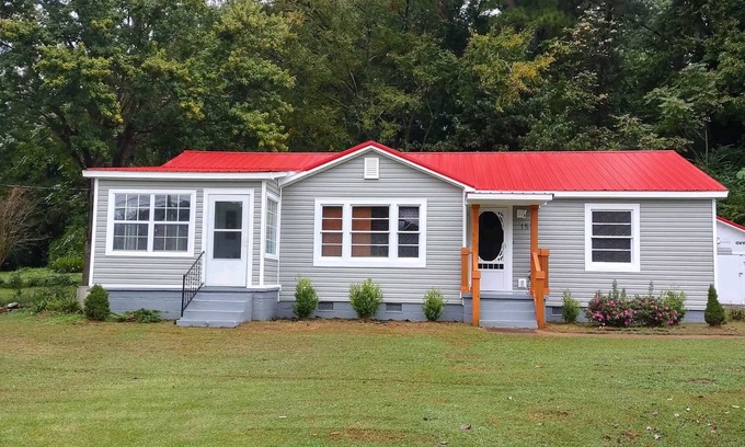 Guntersville House | Close to Everything Guntersville! Pets Welcome ~ Boat Ramp within Sight!