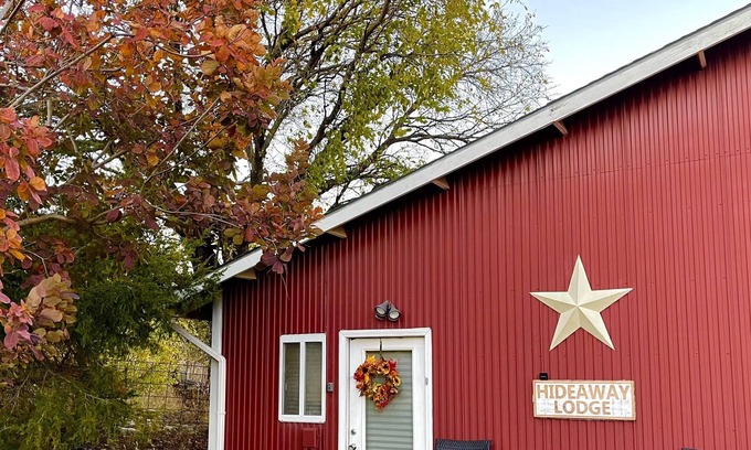 St. George House | Close to MHK. Cozy lodge w/ amenities! 10-acre oasis, lots of room to hang out!