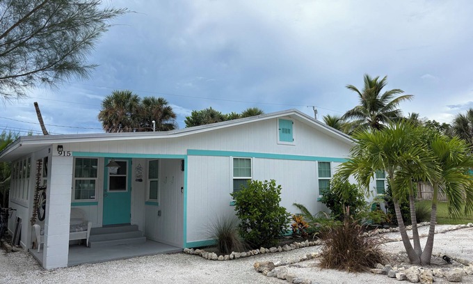 Sanibel House | Close to restaurants & shops, unwind in Sanibel at this Pet Friendly Cottage
