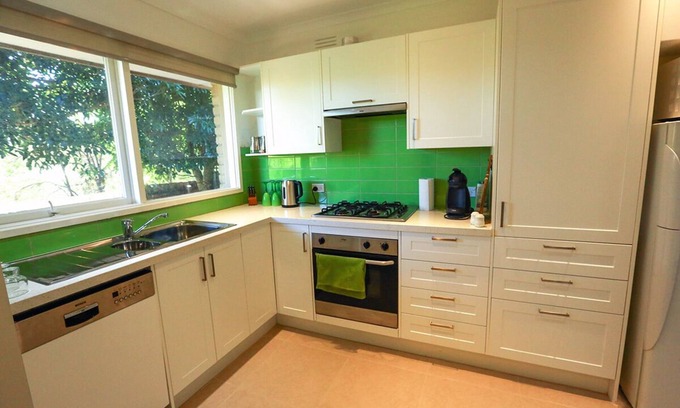 Glen Waverley House | Close to shopping centres, restaurant, freeway to city, and public transport