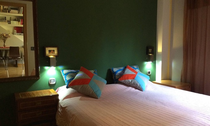Embajadores Apartment | Close to the best museums, cute and quiet. Free wifi&calls. Max 2 guests.