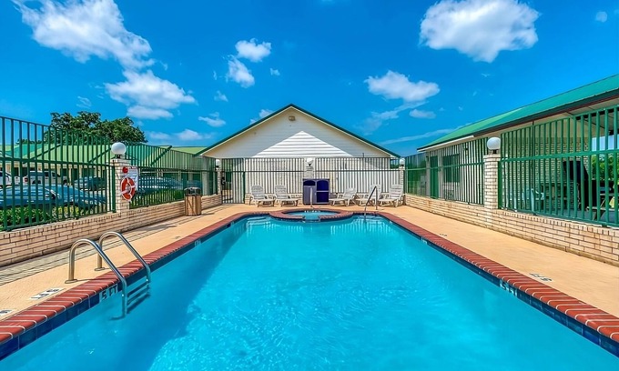 Sweet Home Hotel | Close to Yoakum Bulldog Stadium! FREE Parking and Breakfast, Onsite Pool!