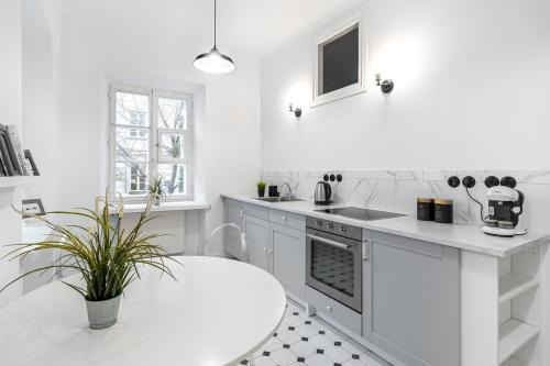 Old Town Apartment | Close-Warsaw Apartments - Elegant & Spacious in Old Town - Mostowa