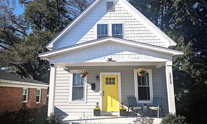 Wilmington House | Closest to Greenfield Concerts: Huge yard for pups, Comfy, Workstation, sleeps 7