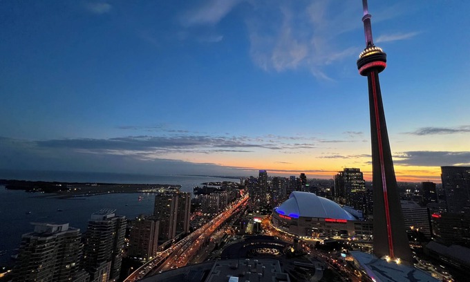 Central Waterfront Condo | CN Tower, Union & Lakeview 2BR Condo+Free Parking