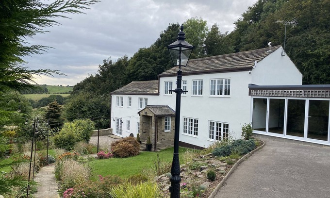 Pudsey Other | Coach House , 5.8 Acres with Hot Tub and Lake