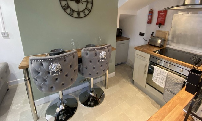 Llandaff Other | Coach House -Log Fire,Hot Tub (City Centre 2 mile)