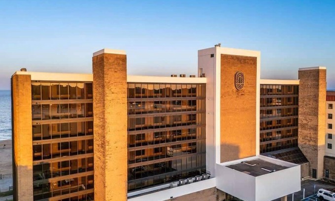 Northeast Virginia Beach Condo | Coastal 1BR Condo w/Indoor Pool & Ocean Access