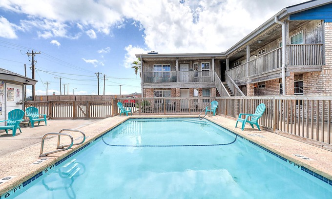 Corpus Christi Condo | Coastal Bend condo with pool, boat slips, & fishing dock - walk to beach
