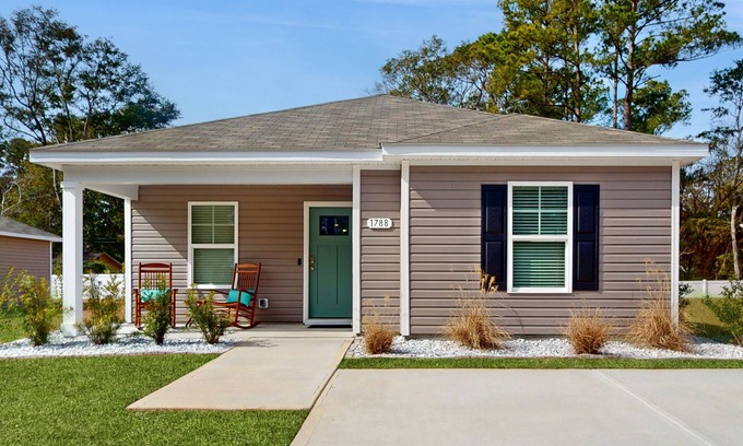 Ocean Isle Beach House | Coastal home near golf courses and close to beach attractions - central AC & W/D