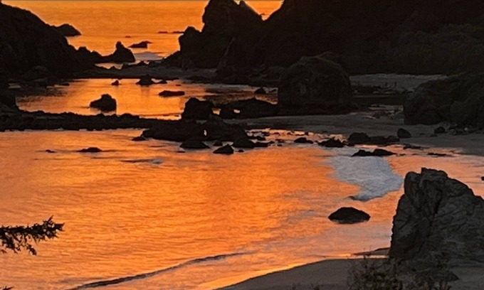 Brookings House | Coastal house with amazing views of waves crashing over the rocks. Spacious