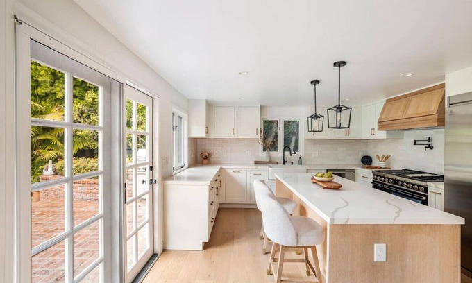 Pacific Palisades House | Coastal Luxury Home in Pacific Palisades – Month+