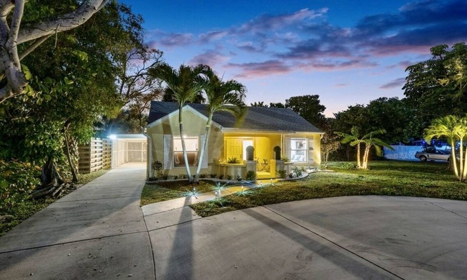 Lakeside Point House | Coastal oasis of Lantana