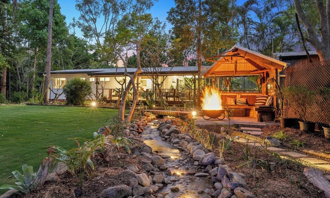 Wongawallan House | Cockatoo Cottage - Creek Swims, Mount Tamborine & Theme Park Fun!