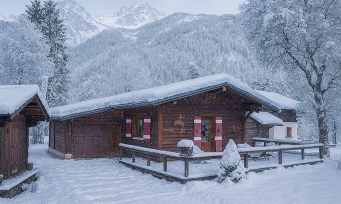 Les Praz-de-Chamonix Ski Chalet | Cocooning small chaming chalet with garden