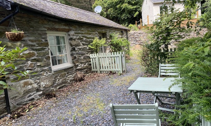 Caerdeon Cottage | Coedmor Cottage, Romantic Cottage set in Snowdonia National Park