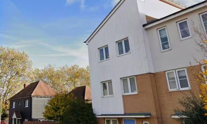 Colchester House | Colchester Retreat: 4BR 2BATH Ample Street Parking