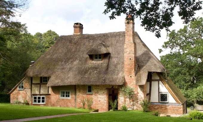 Crawley Down House | Coldharbour Farmhouse, Secluded Thatched Cottage Surrounded By Woodland