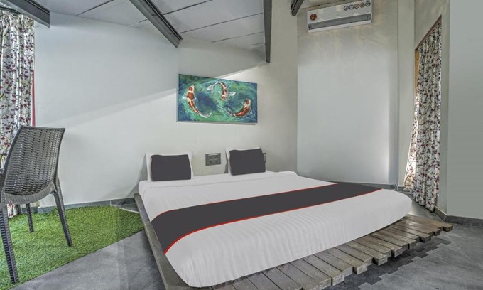 Ulhasnagar Hotel | Collection O Hotel Nirva