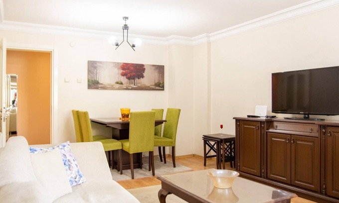 Bayraklı Apartment | Colorful Flat with Balcony in Bayrakli