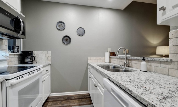 New Braunfels Resort | Comal River Getaway at the Fluss Haus B204