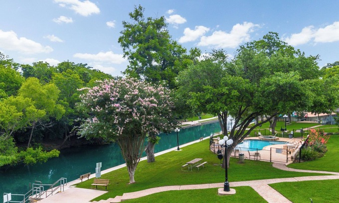 New Braunfels Condo | Comal Riverfront Condo w/Pool, Longest Float, Tubes Included!