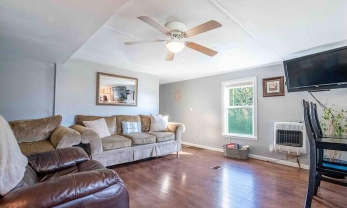Hartselle House | Come enjoy a stay at Pleasant Lane! Plenty of parking & great surrounding area!