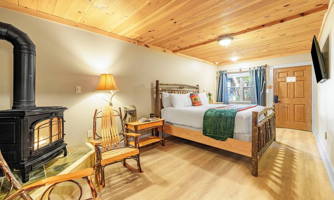 North Creek Condo | Come stay at Alpine Lodge for amazing views!