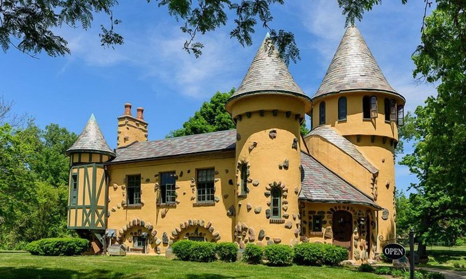 Chesaning House | Comfort and Convenience! 2 Sleek Units, Pet friendly, Free Onsite Parking