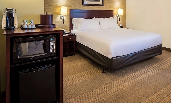 O'Hare Hotel | Comfort & Convenience! Pet-friendly Property, w/Complimentary Airport Shuttle