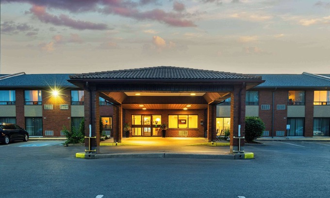 Kingston Hotel | Comfort Inn Highway 401