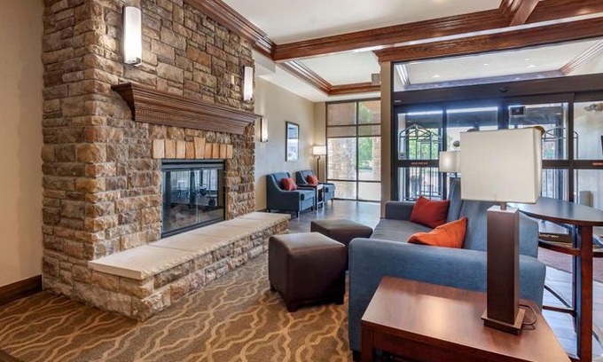 Oshkosh Hotel | Comfort Suites Oshkosh