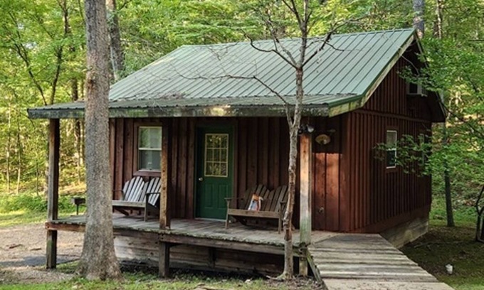 St. James House | Comfortable 1 Bedroom Cabin with Added Loft, Full Kitchen & LIving Area