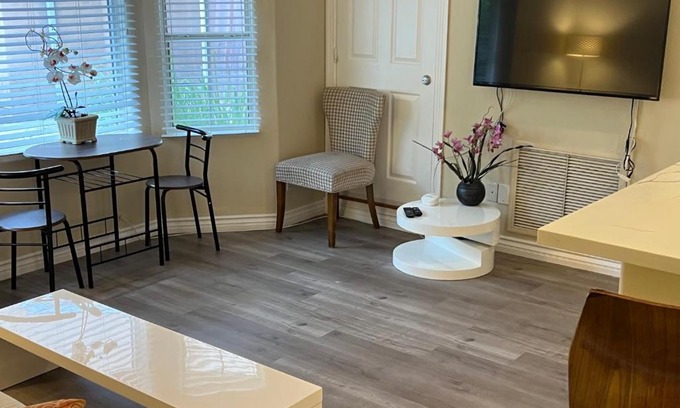 Lake Balboa Apartment | Comfortable 2bed/1bath unit near Universal Studio and Hollywood sleep 4