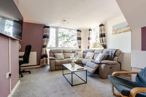 Manchester House | Comfortable 3-Storey House with Free Car Parking