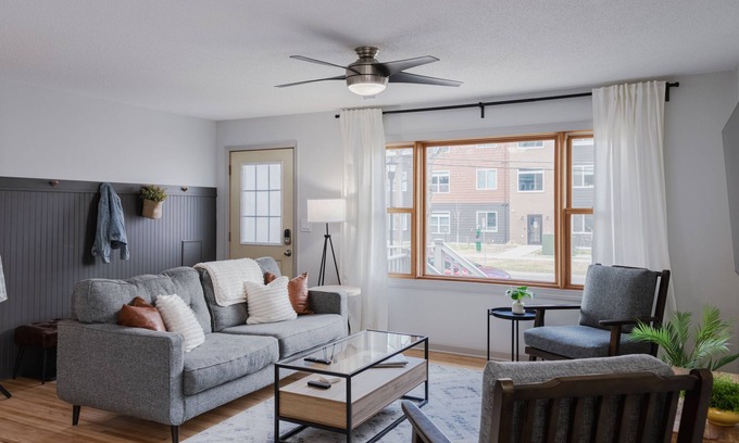 Roosevelt House | Comfortable 4 bedroom - 1 block from NDSU & minutes to Downtown Fargo!