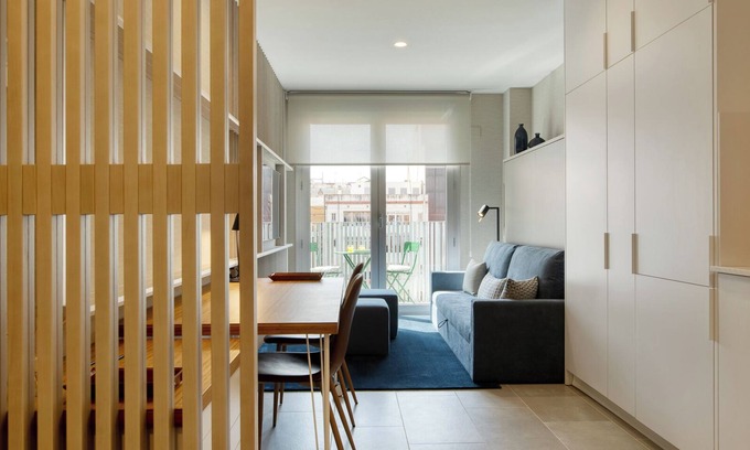 Dreta de l'Eixample Apartment | Comfortable and practical studio with outdoor balcony.