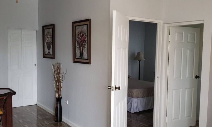 Barbican Apartment | Comfortable Apartment in the Golden Triangle Kingston