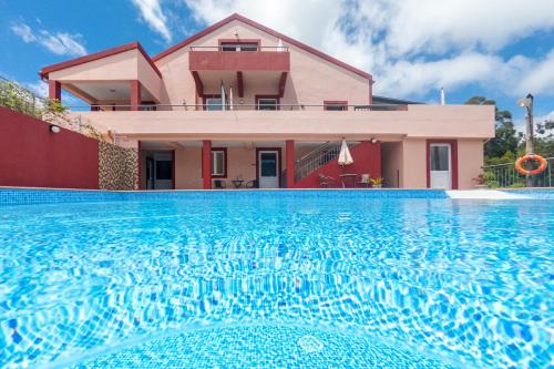 Campanario Apartment | Comfortable apartment with shared pool in Prazeres, 150 m²