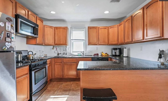 Forest Hill Apartment | Comfortable, clean & spacious apartment: Free Parking, WiFi, AC, 30 mins to NY