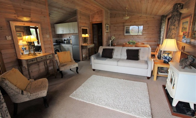 Romney Marsh Cottage | comfortable Cottage with Wooden Deck