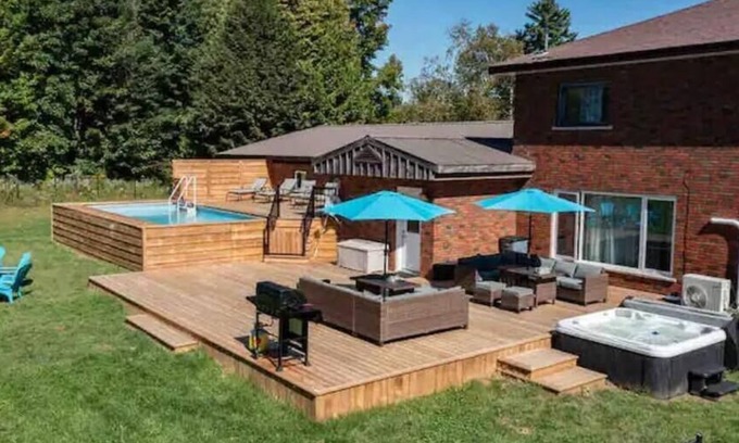 Bracebridge Cottage | Comfortable cottage for 14 people with pool, hot tub, games, and more.