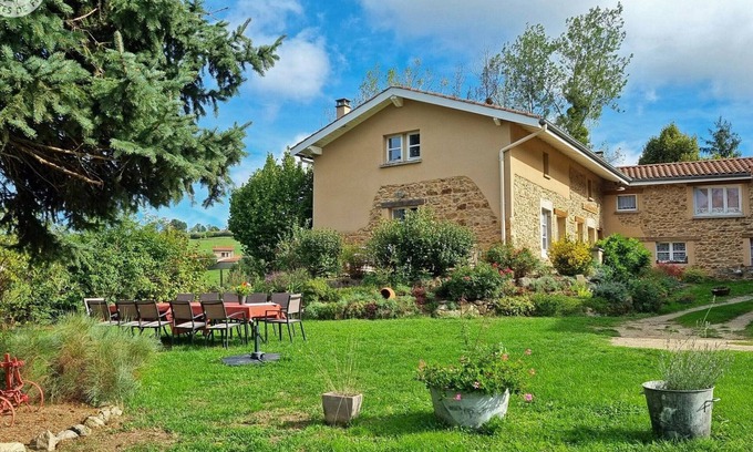 Grammond Cottage | Comfortable cottage for 12 guests between Lyon and Saint-Étienne with garden and outdoor games