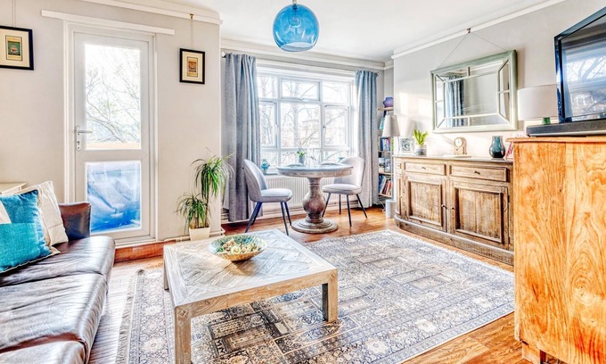 East Putney Apartment | Comfortable Home in Wandsworth by UnderTheDoormat