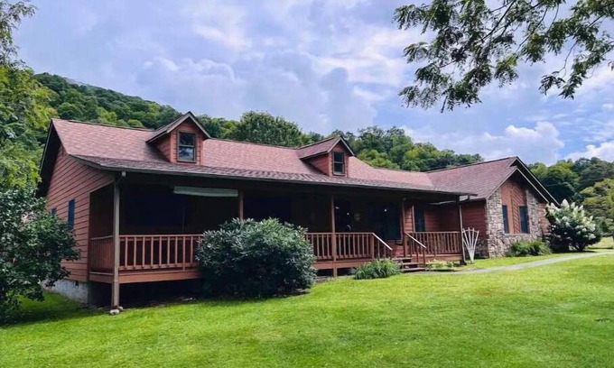 Burnsville House | Comfortable home with stunning porch views