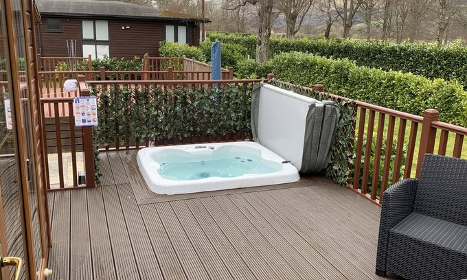 Dollar Cabin | Comfortable lodge with hot tub.internet and netflix