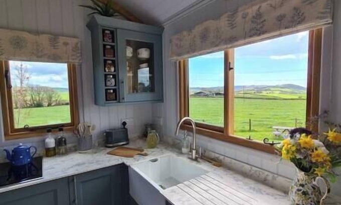 Bridport Ski Chalet | Comfortable, luxury shepherds hut with hot tub