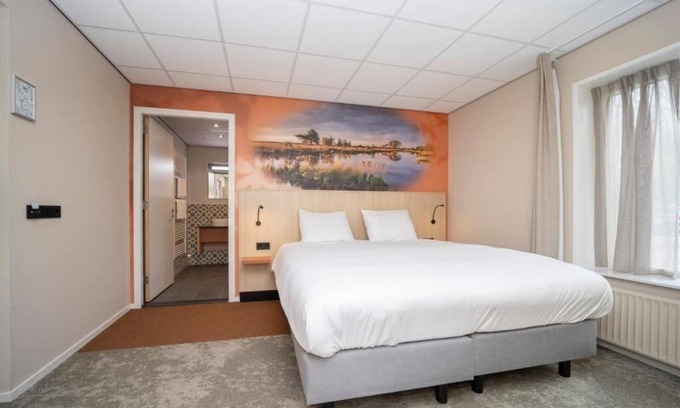 Dwingeloo Hotel | Comfortable Room – Perfect for Family Getaway in Dwingeloo! Free Parking!