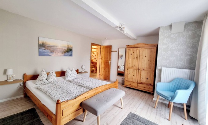 Wieck auf dem Darss Apartment | Comfortable room with garden access, modern furnishings and breakfast