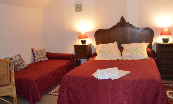 Montchevrier Bed & Breakfast | Comfortable rooms with shaded garden in a 19th-century farm near Châteauroux